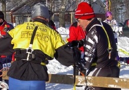 Varjosen Antero tuo kartan V�is�sen Sepolle. 